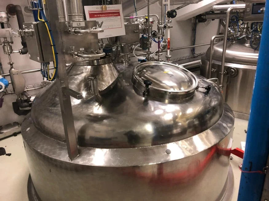 制药储罐外部环境；原案例使用早期型号